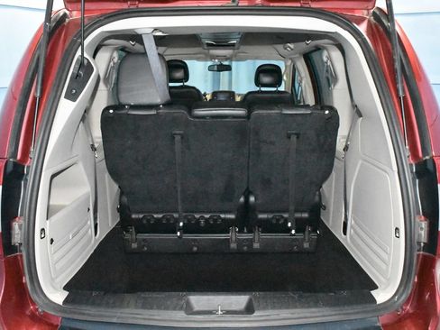 Used 2016 Chrysler Town & Country Touring FWD image 27