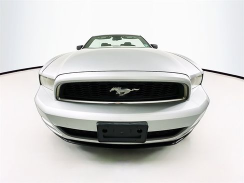 Used 2014 Ford Mustang Convertible image 2