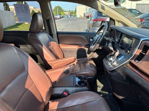 Used 2018 Toyota Sienna Limited Premium AWD/4WD image 23