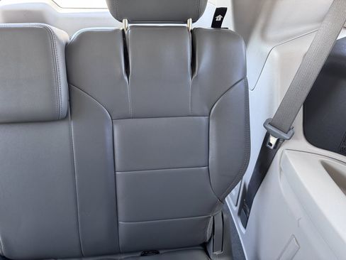 Used 2011 Volkswagen Routan SEL FWD image 40