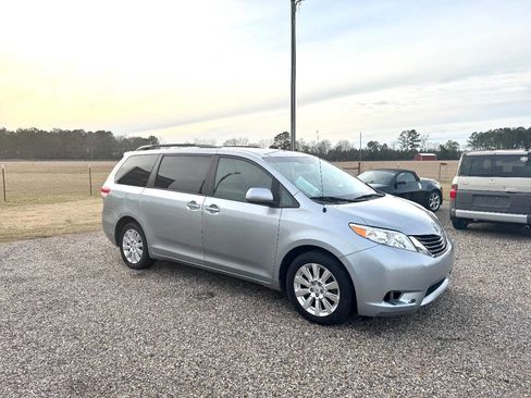 Used 2011 Toyota Sienna LE image 7