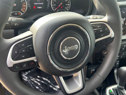 Used 2023 Jeep Renegade Latitude AWD/4WD image 12