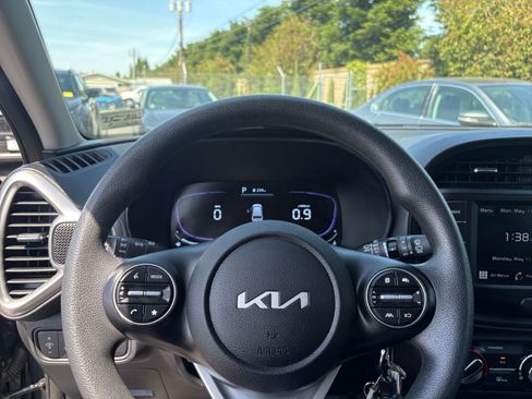 Used 2025 Kia Soul LX w/ LX Technology Package FWD image 25