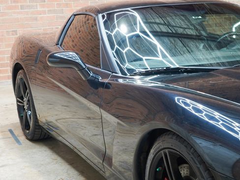 Used 2007 Chevrolet Corvette Coupe w/ Preferred Equipment Group RWD image 24