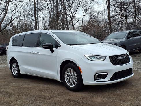 Used 2025 Chrysler Pacifica Select image 3