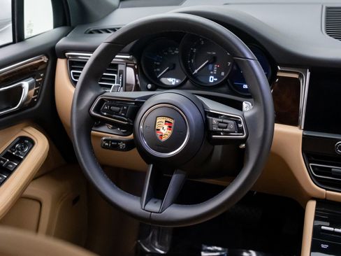 Certified 2025 Porsche Macan image 12