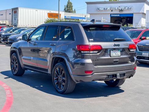Used 2021 Jeep Grand Cherokee Laredo X AWD/4WD image 2