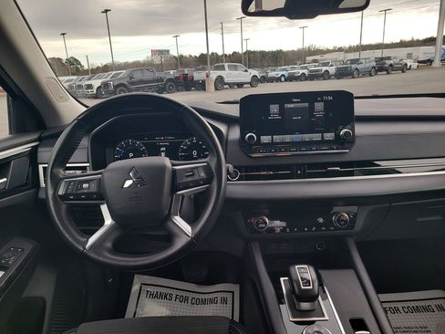 Used 2024 Mitsubishi Outlander AWD image 26