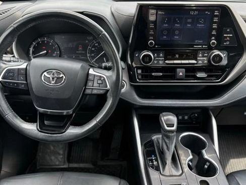 Used 2020 Toyota Highlander XLE AWD/4WD image 3