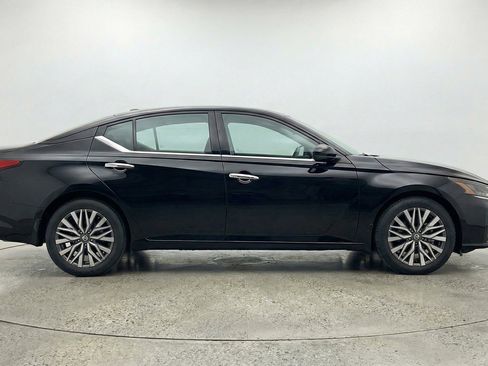 Used 2025 Nissan Altima 2.5 SV FWD image 11