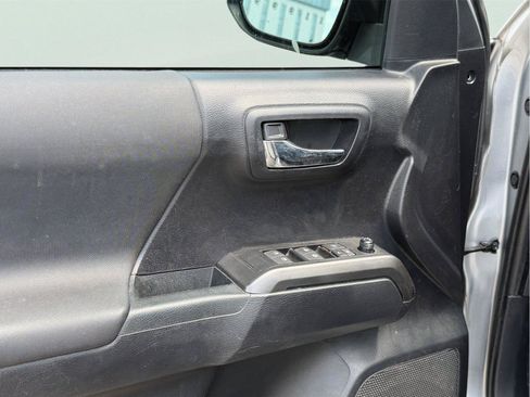 Used 2021 Toyota Tacoma TRD Off-Road w/ Technology Package AWD/4WD image 9