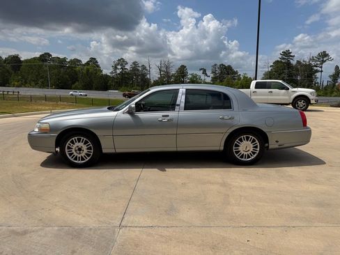 Used 2006 Lincoln Town Car Designer Series RWD image 2