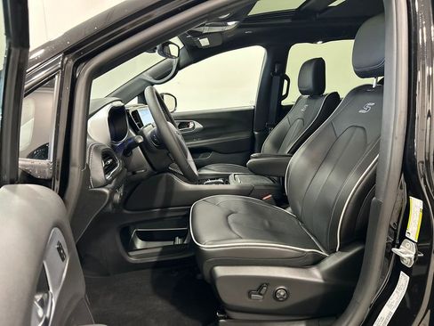 New 2026 Chrysler Pacifica Limited w/ S Appearance Package image 16