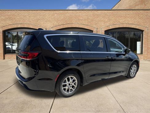 Used 2024 Chrysler Pacifica Touring-L FWD image 5