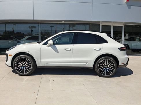 Certified 2025 Porsche Macan image 2