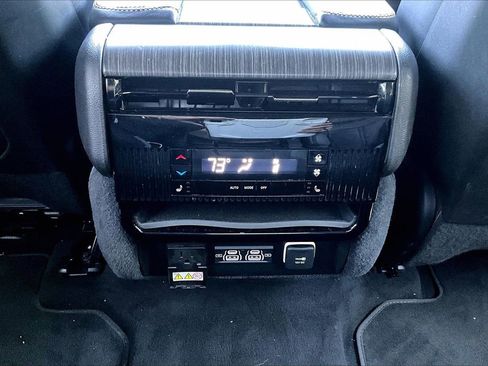 Used 2024 Jeep Wagoneer L Series II w/ Flexible Seating Group AWD/4WD image 16