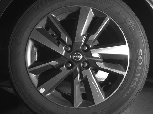 Used 2025 Nissan Versa SV image 13