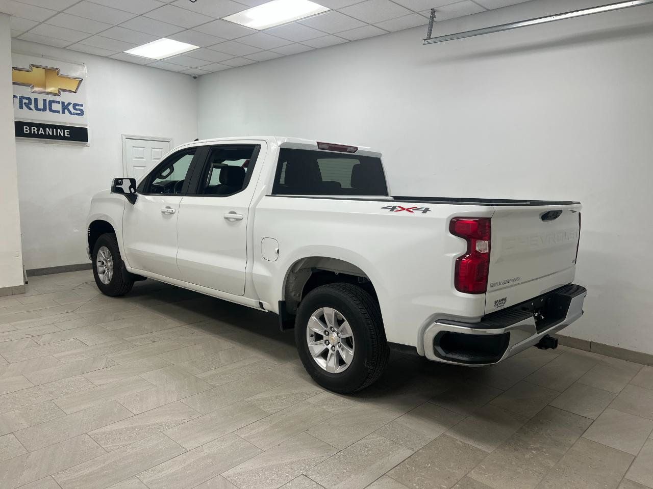 Used 2026 Chevrolet Silverado 1500 LT AWD/4WD image 2