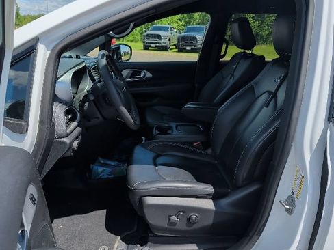 Used 2024 Chrysler Pacifica Touring-L w/ S Appearance Package FWD image 2