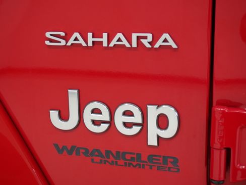 Used 2018 Jeep Wrangler Unlimited Sahara image 9