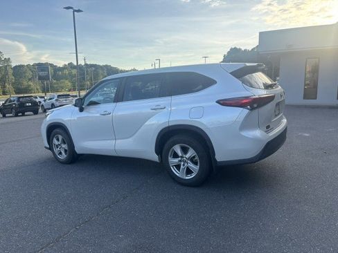 Used 2023 Toyota Highlander LE AWD/4WD image 5