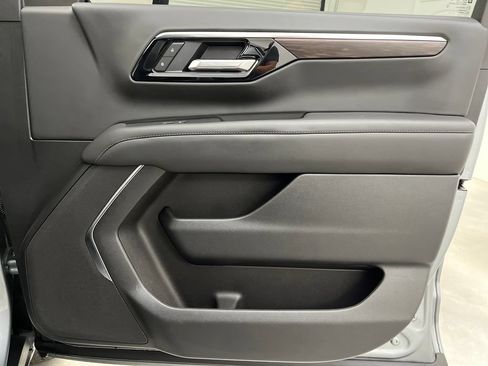 Used 2025 Chevrolet Suburban Z71 AWD/4WD image 31