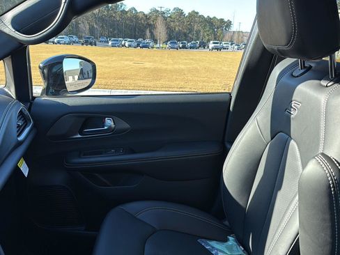 New 2026 Chrysler Pacifica Select w/ S Appearance Package FWD image 23