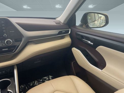 Used 2020 Toyota Highlander XLE image 27