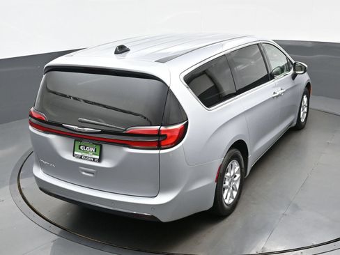 Used 2023 Chrysler Pacifica Touring-L FWD image 41