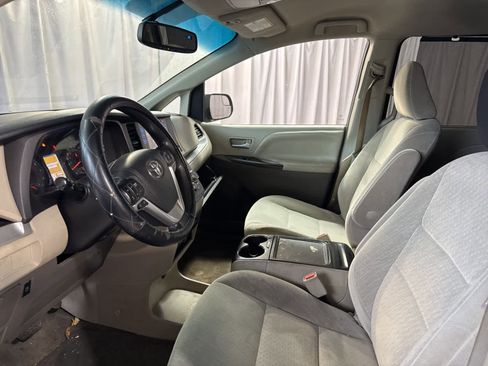 Used 2017 Toyota Sienna LE image 18