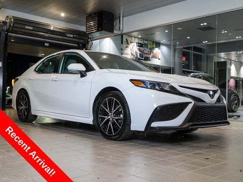 Used 2024 Toyota Camry SE w/ Convenience Package FWD image 1