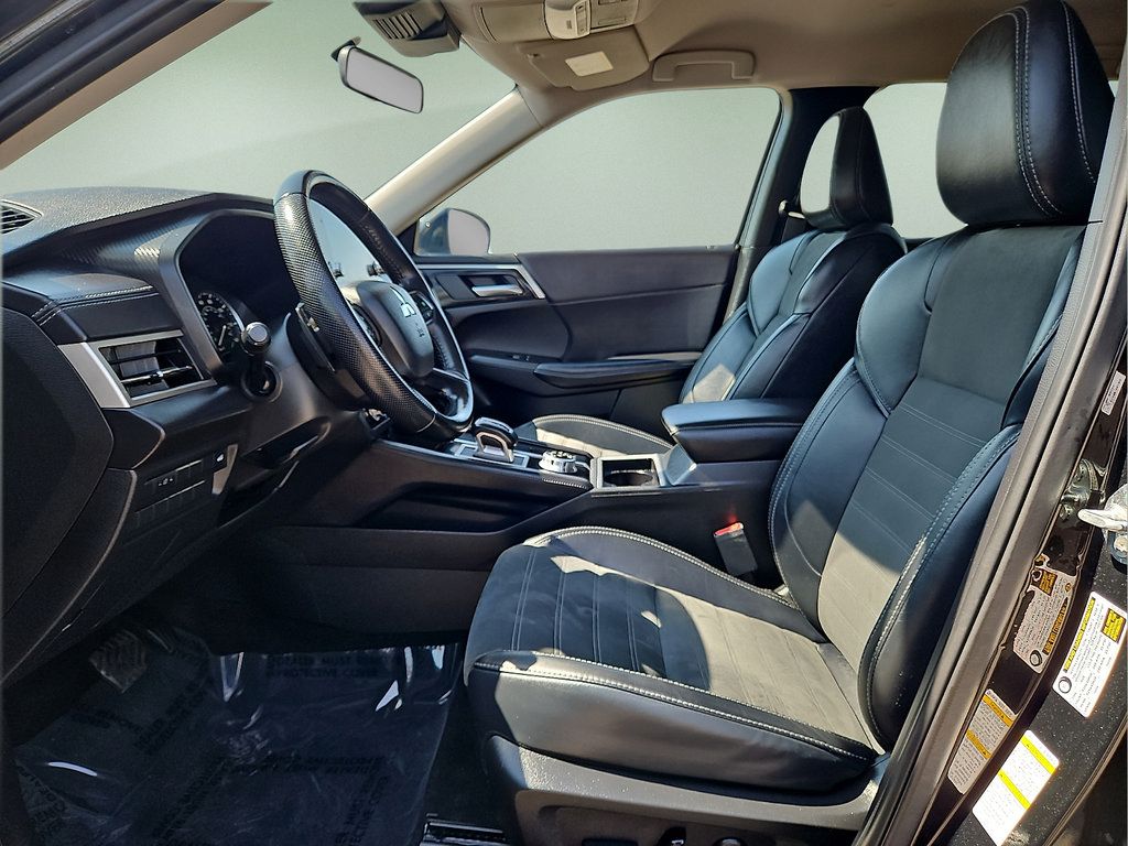 Used 2024 Mitsubishi Outlander AWD image 17