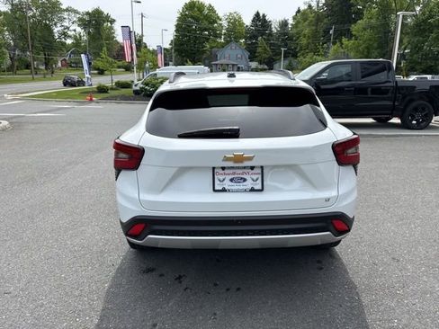 Used 2024 Chevrolet Trax LT FWD image 8