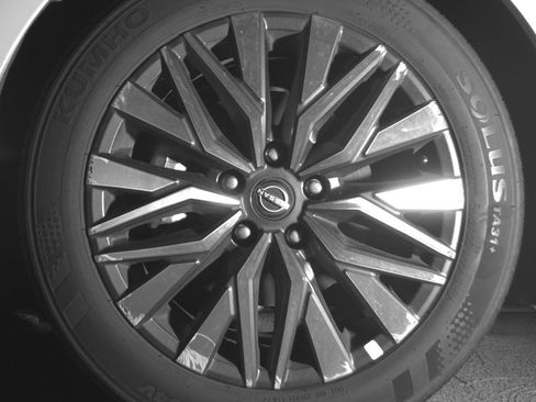 Used 2025 Nissan Altima 2.5 SV FWD image 12
