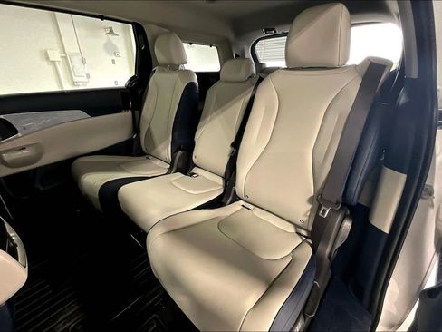 New 2025 Kia Carnival EX FWD image 8