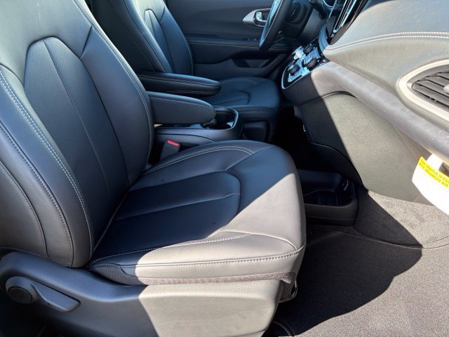 New 2027 Chrysler Pacifica Select FWD image 19