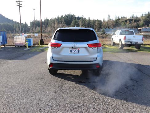 Used 2018 Toyota Highlander SE image 6