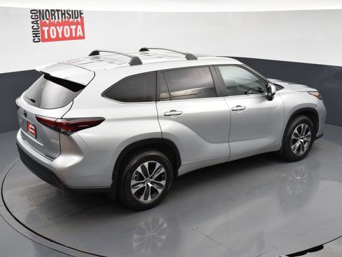 Used 2024 Toyota Highlander XLE AWD/4WD image 24