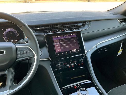 New 2025 Jeep Grand Cherokee Altitude image 6