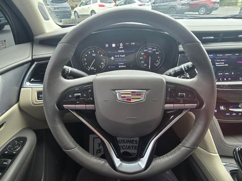 Used 2023 Cadillac XT6 Premium Luxury w/ Technology Package AWD/4WD image 7