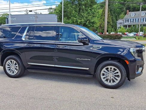 Used 2024 GMC Yukon XL SLT w/ SLT Premium Package AWD/4WD image 2