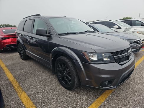 Used 2019 Dodge Journey SE FWD image 4