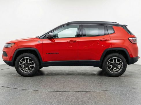 Used 2025 Jeep Compass Trailhawk image 5