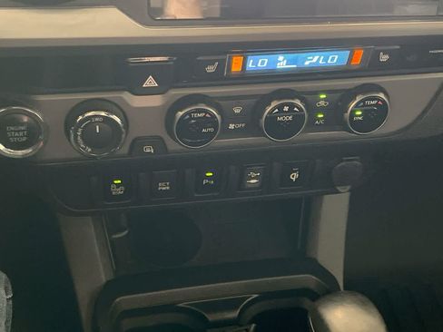 Used 2016 Toyota Tacoma TRD Sport w/ Premium & Technology Package AWD/4WD image 19