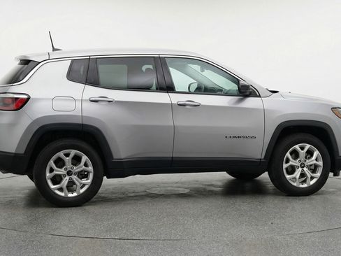 Used 2025 Jeep Compass Latitude image 11
