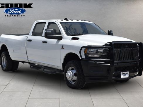 Used 2024 RAM 3500 Tradesman w/ Convenience Group AWD/4WD image 2