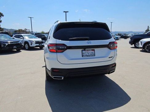 Used 2025 Honda Pilot Sport image 7