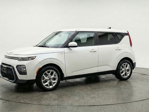 Used 2025 Kia Soul LX w/ LX Technology Package FWD image 3