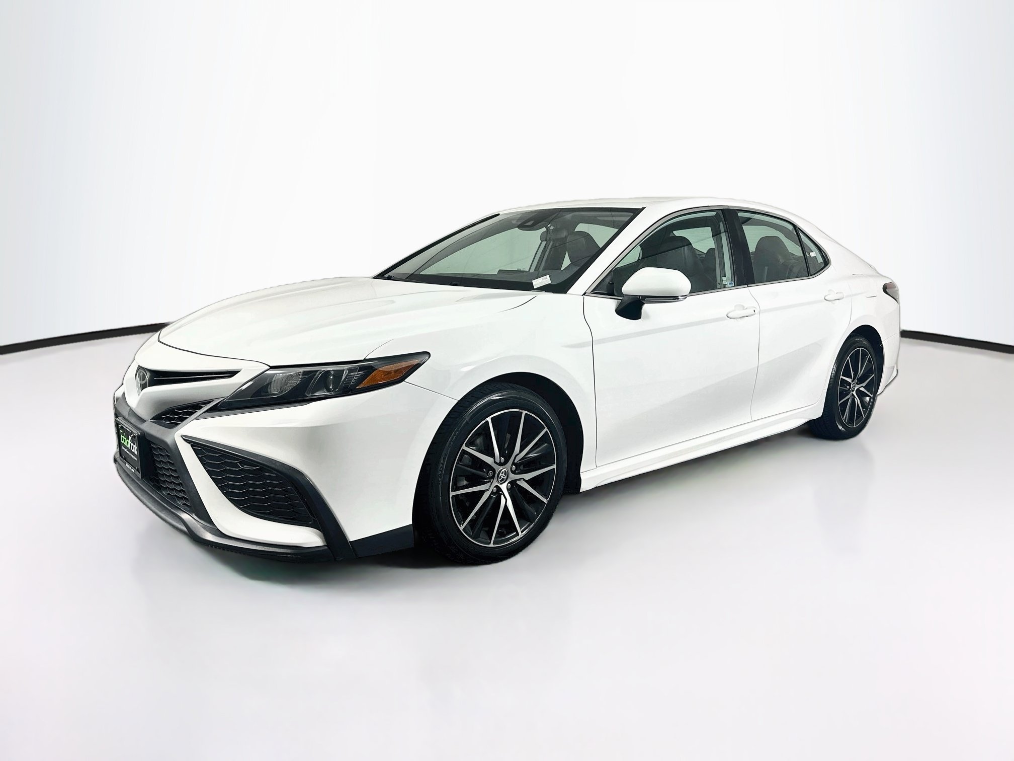 Used 2022 Toyota Camry SE FWD image 3