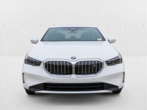 Used 2025 BMW i5 xDrive40 w/ Premium Package image 2